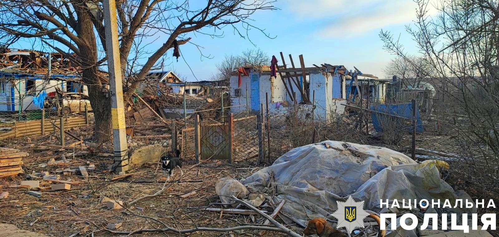 на херсонщині поліція документує наслідки російських атак, внаслідок яких одна людина загинула та дві поранено
