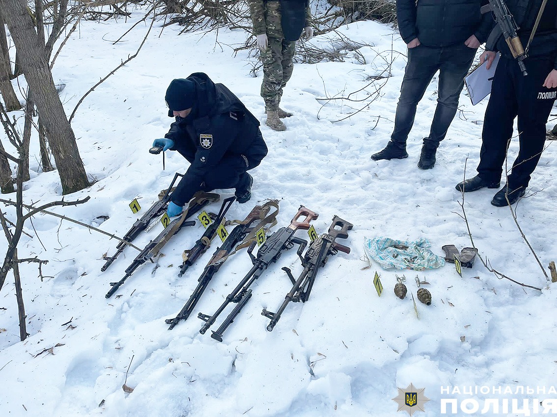 на чернігівщині поліцейські виявили схрон з арсеналом зброї та боєприпасів