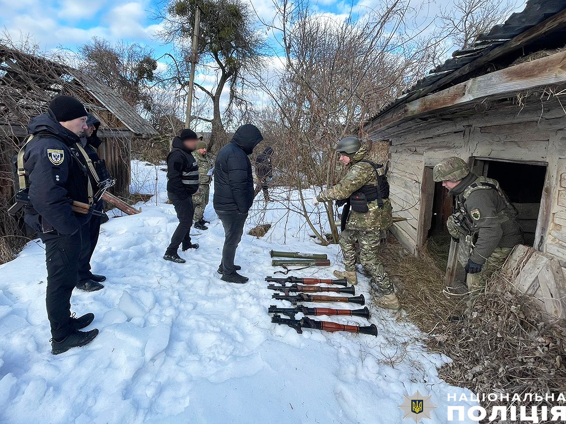 на чернігівщині поліцейські виявили схрон з арсеналом зброї та боєприпасів