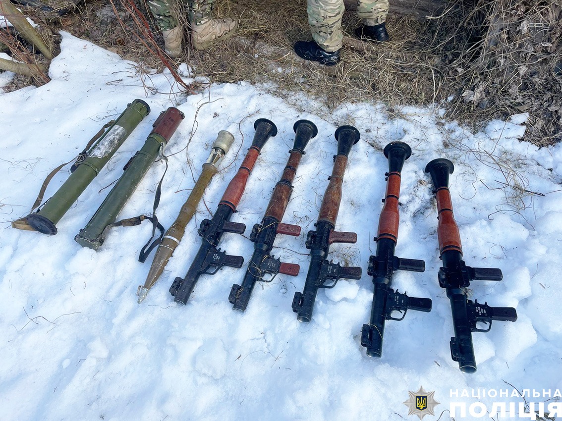 на чернігівщині поліцейські виявили схрон з арсеналом зброї та боєприпасів