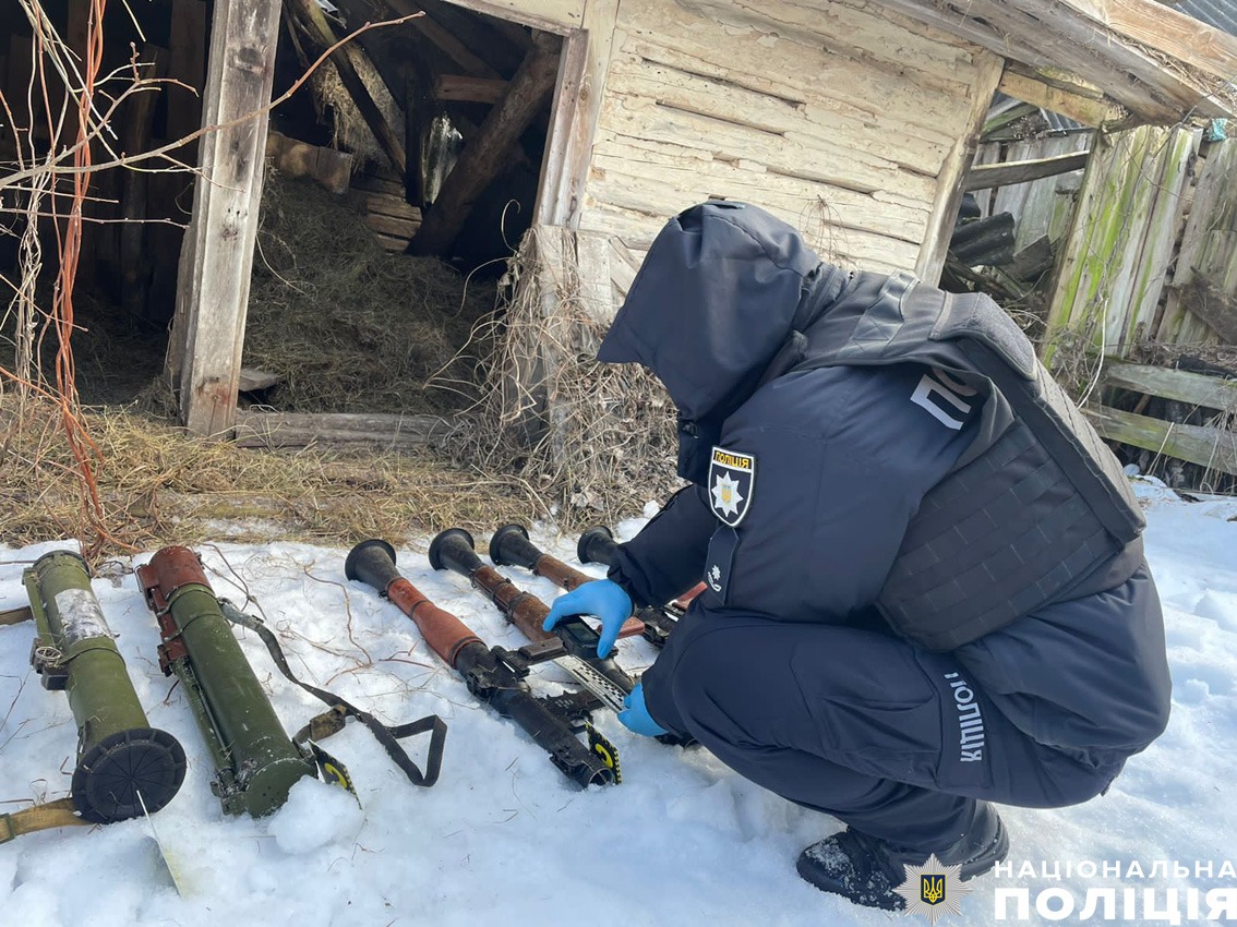 на чернігівщині поліцейські виявили схрон з арсеналом зброї та боєприпасів