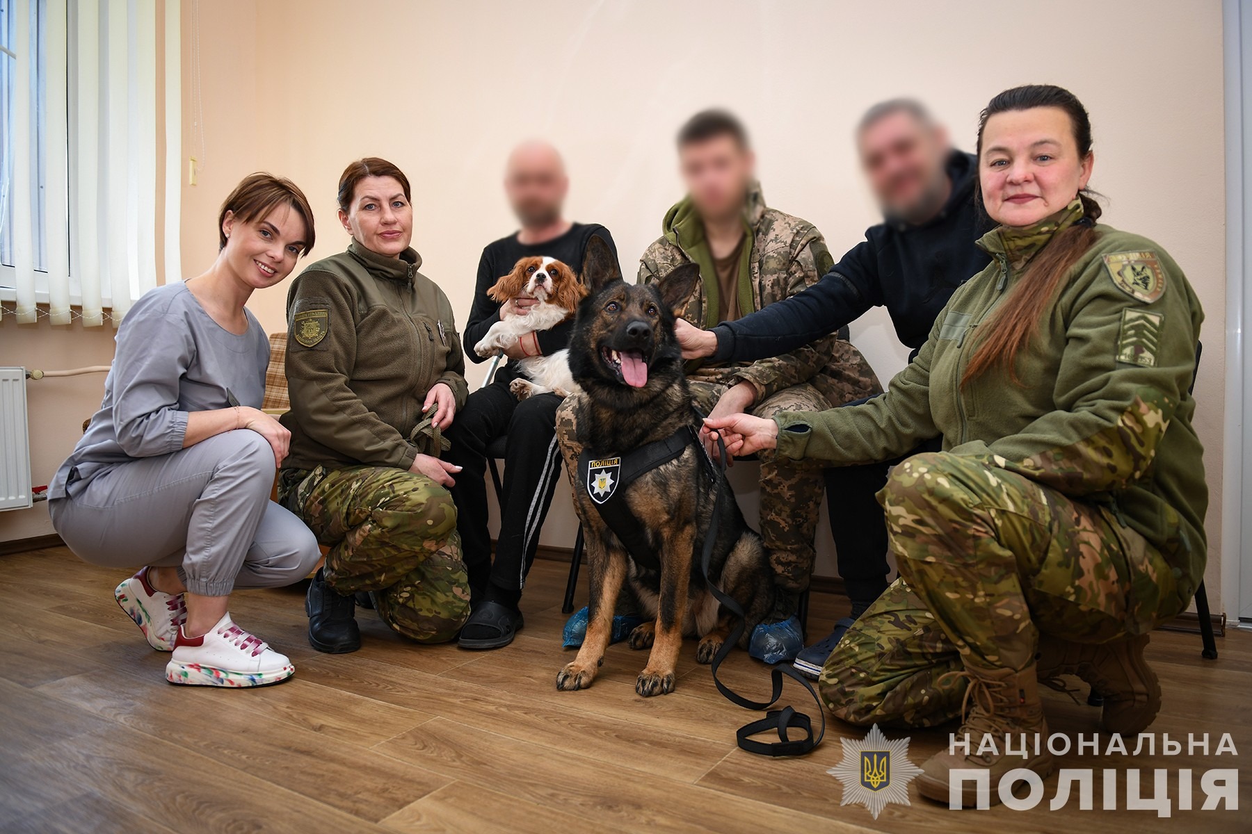 запорізькі поліцейські провели каністерапію для поранених захисників (відео)