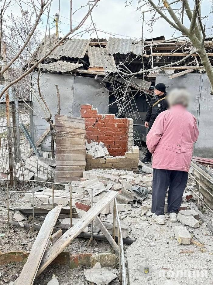 ворог бив по чотирьох громадах нікопольського району: слідчі зафіксували удари по цивільній інфраструктурі