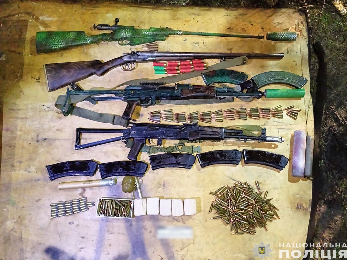 поліцейські чернігівщини затримали групу торгівців наркотиками та різними видами озброєння