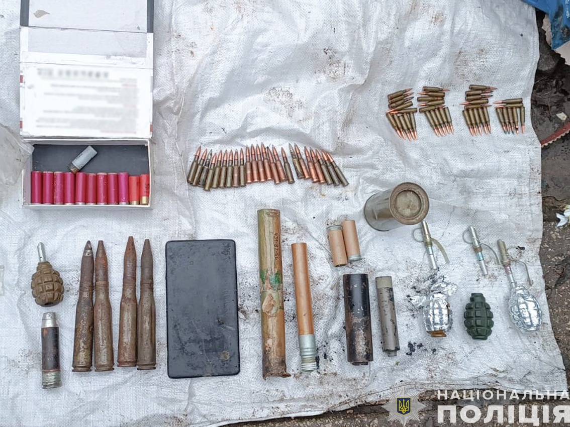 поліцейські чернігівщини затримали групу торгівців наркотиками та різними видами озброєння