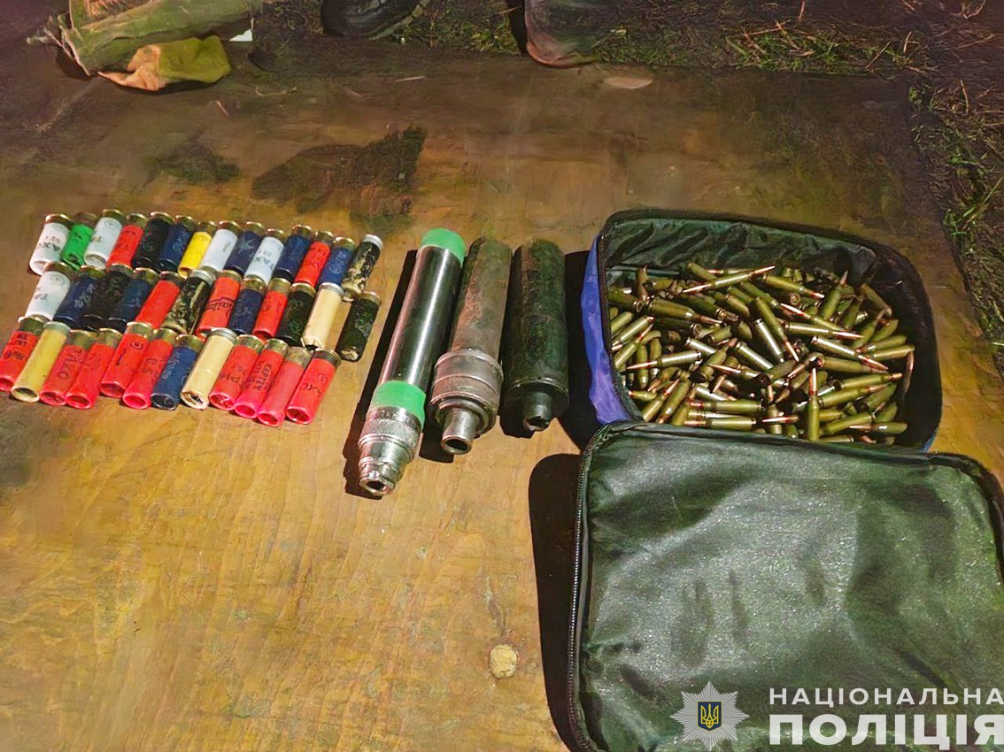 поліцейські чернігівщини затримали групу торгівців наркотиками та різними видами озброєння