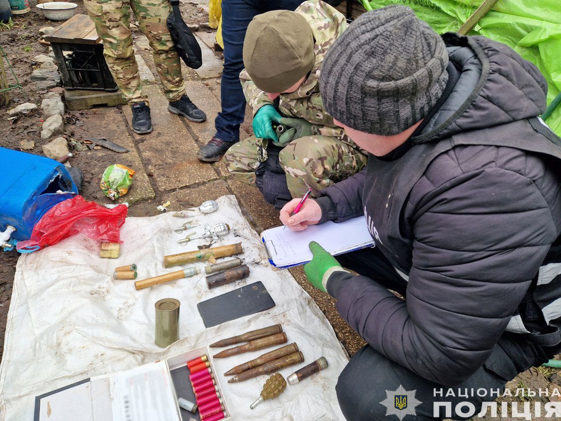 поліцейські чернігівщини затримали групу торгівців наркотиками та різними видами озброєння