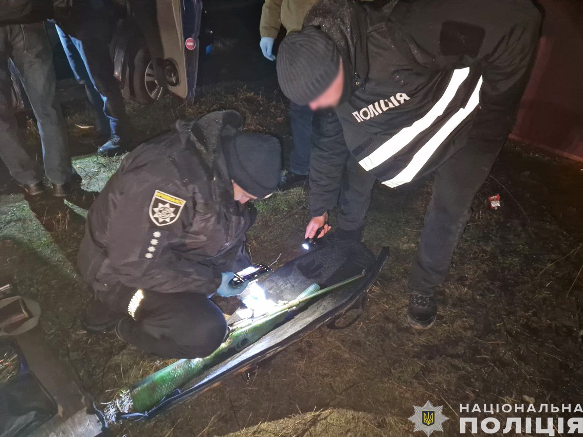 поліцейські чернігівщини затримали групу торгівців наркотиками та різними видами озброєння