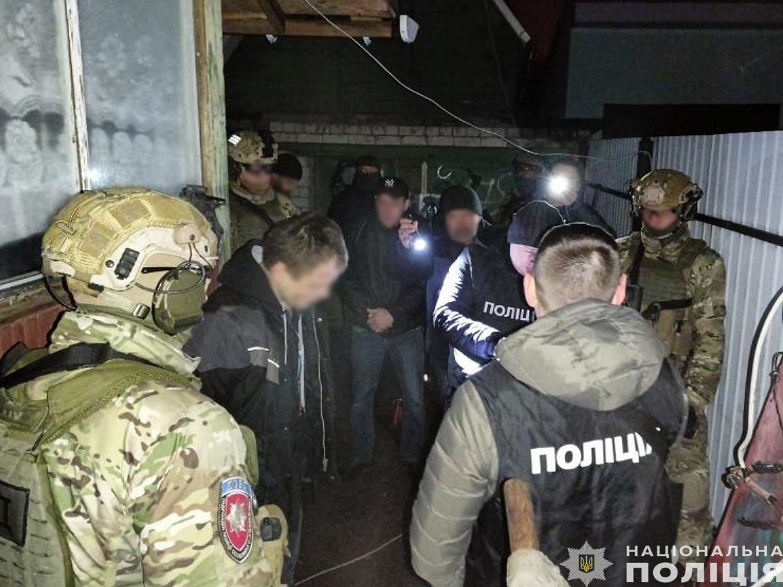 поліцейські чернігівщини затримали групу торгівців наркотиками та різними видами озброєння