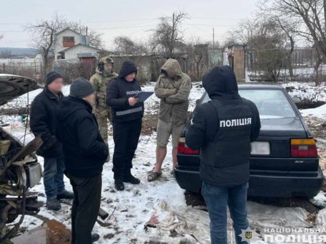 поліцейські чернігівщини затримали групу торгівців наркотиками та різними видами озброєння