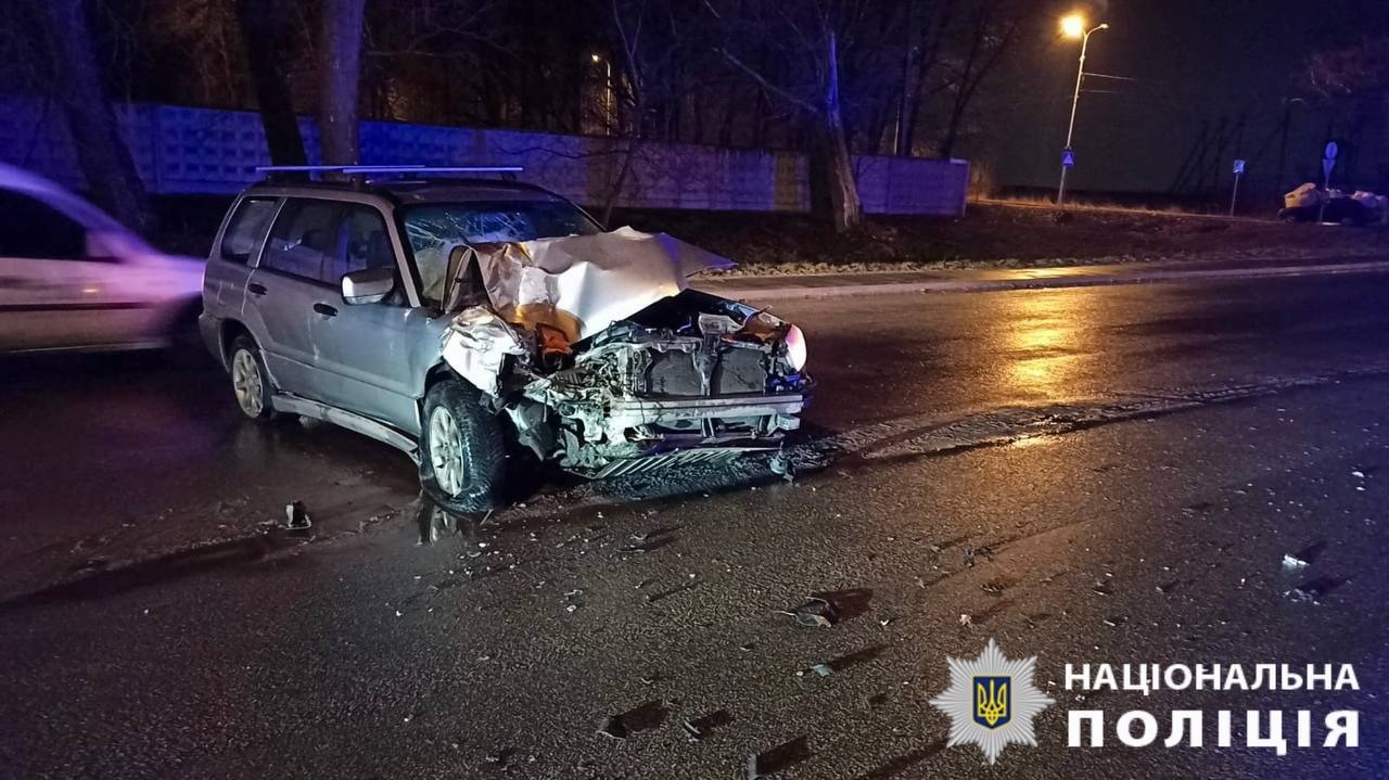 нетверезий водій легковика врізався в автобус: поліція київщини повідомила про підозру фігуранту