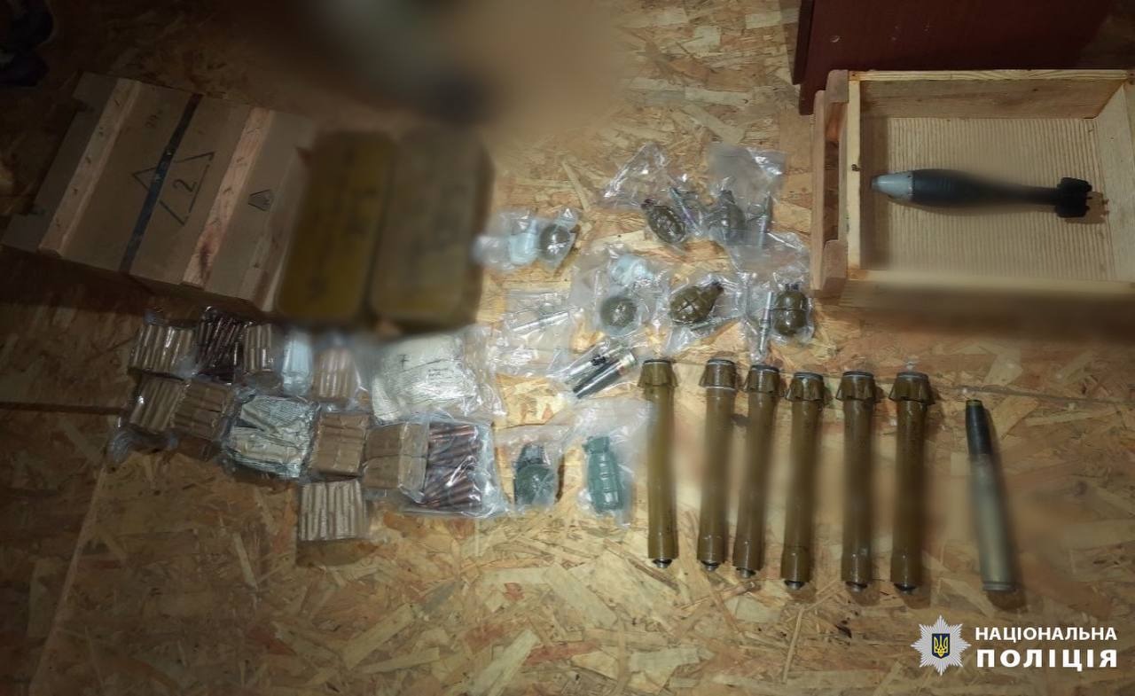 гранати, підривачі та набої: поліцейські київщини вилучили арсенал боєприпасів
