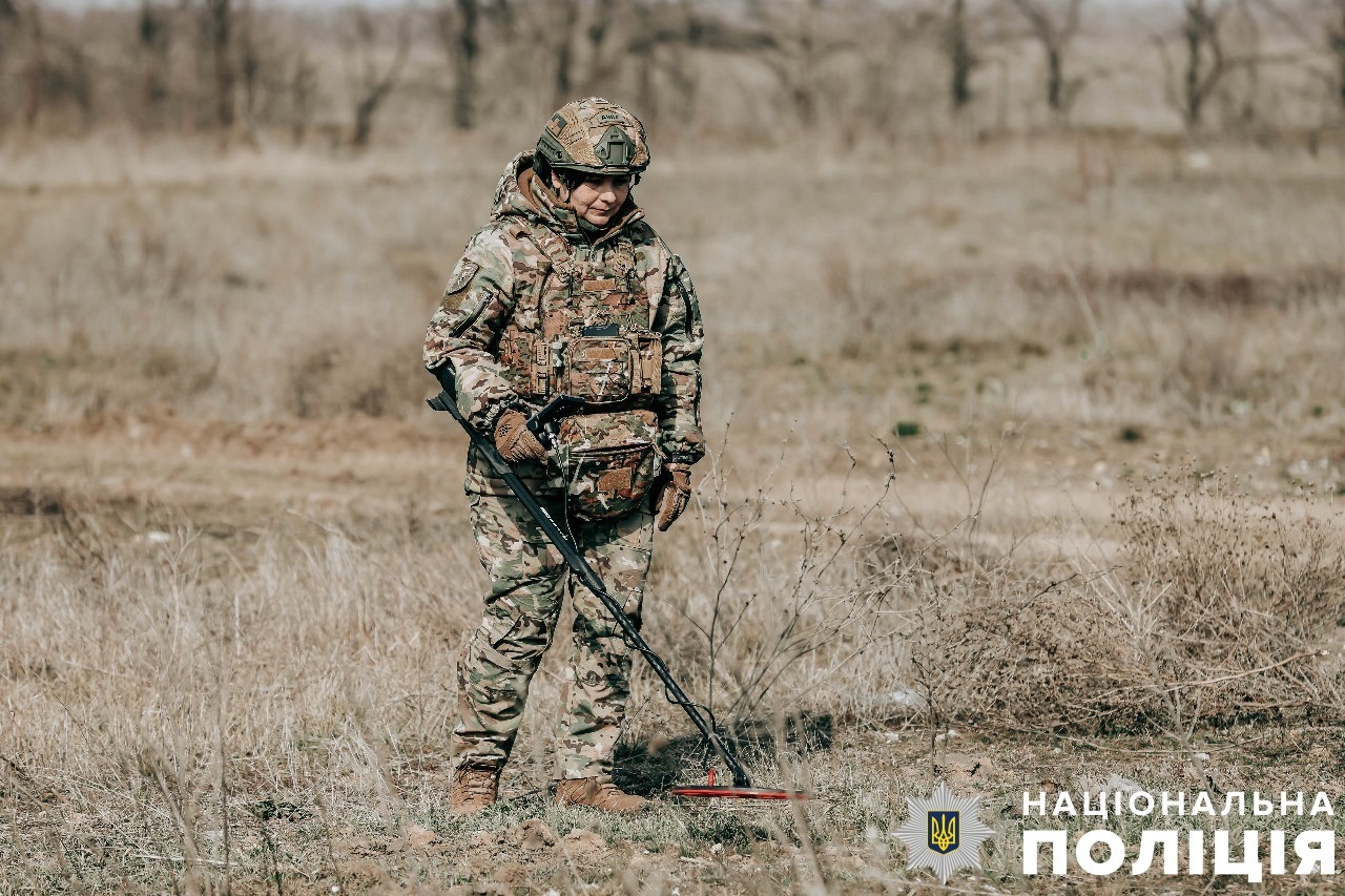 «настане час, коли ми звільнимо не лише лівобережжя херсонщини, а й інші території україни», - вибухотехнік поліції херсонщини оксана пишна