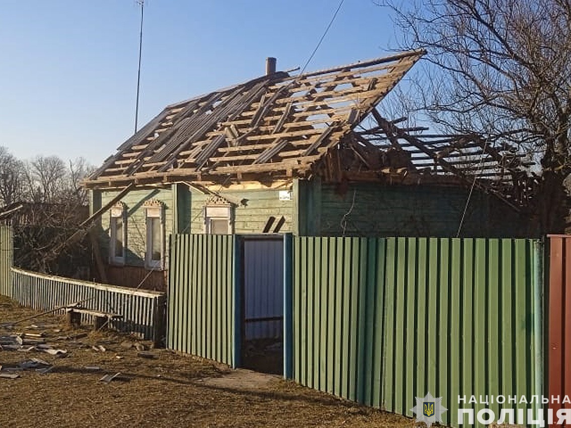 на прикордонні чернігівщини росіяни вбили мирного чоловіка та атакували приватні будинки: поліція фіксує наслідки обстрілів