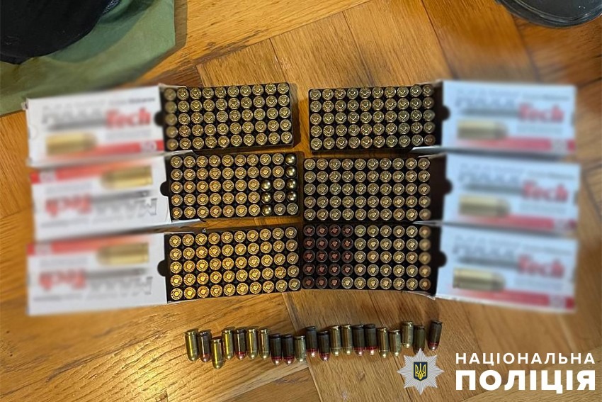 столичні поліцейські перекрили міжрегіональний канал збуту вогнепальної зброї та боєприпасів