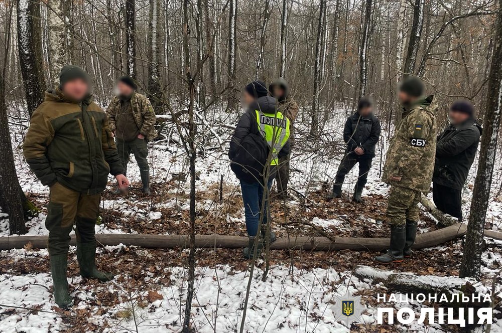незаконно вимивали бурштин з надр: на житомирщині поліція викрила групу з п’ятьох спільників
