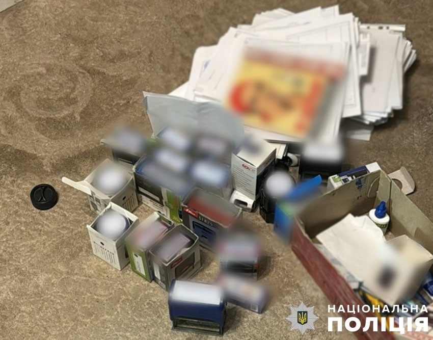 правоохоронці викрили чоловіка, який займався серійною підробкою документів