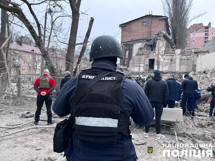ворожа атака на київ – поліцейські працюють на місці падіння уламків (оновлено)
