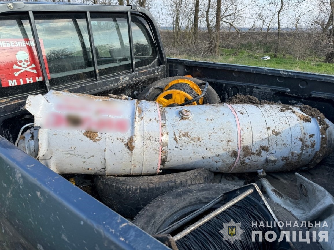 на полях дніпропетровщини вибухотехніки продовжують збирати уламки нерозірваних російських ракет