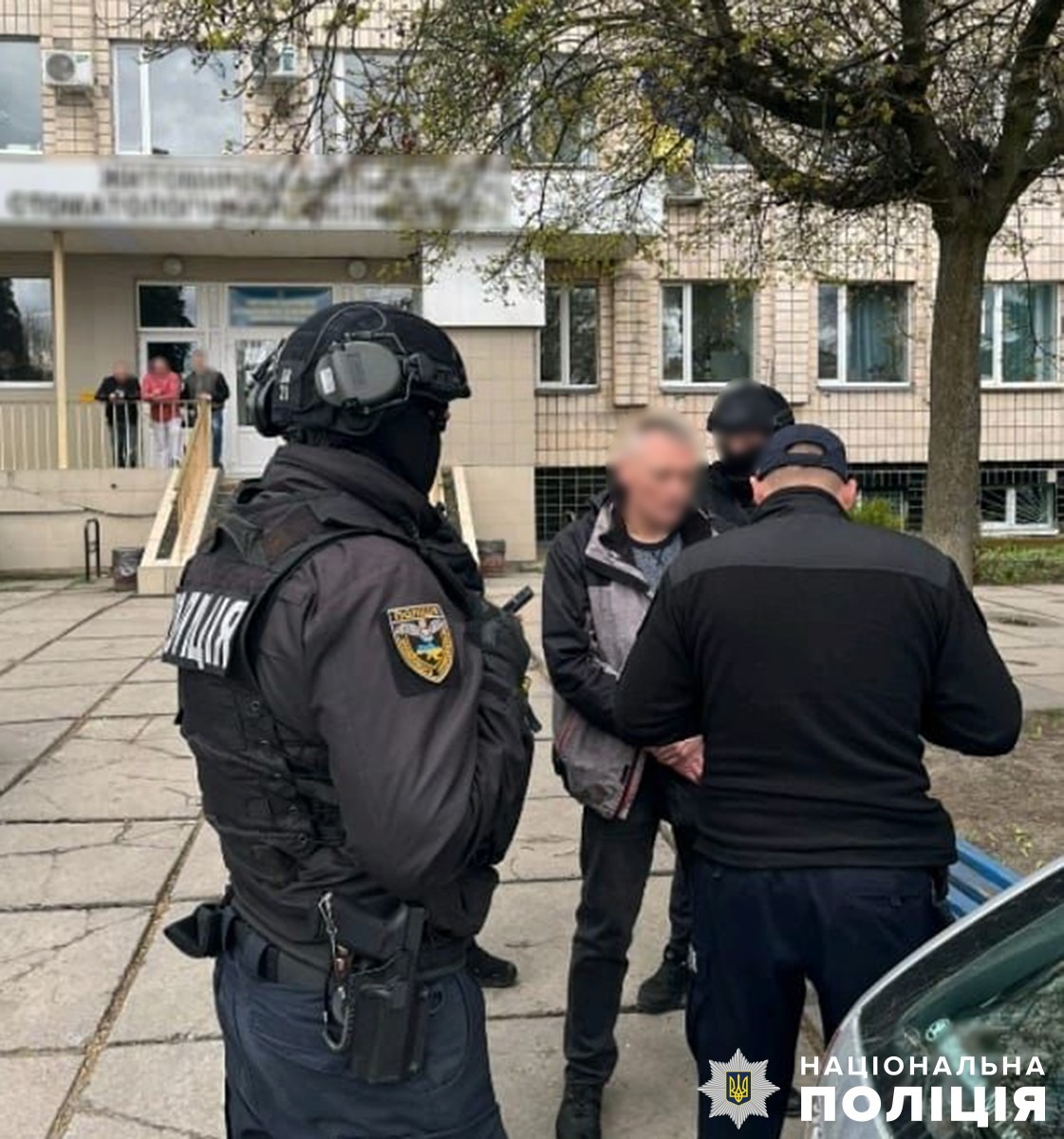 хабарі за «правильні» діагнози: на житомирщині поліція затримала голову обласної влк та його спільників