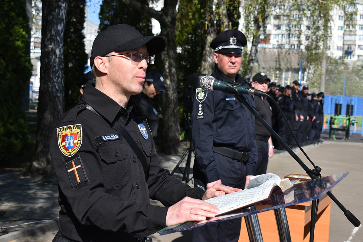у добрий час і на ефективну службу благословили випускників житомирської академії поліції ветерани овс