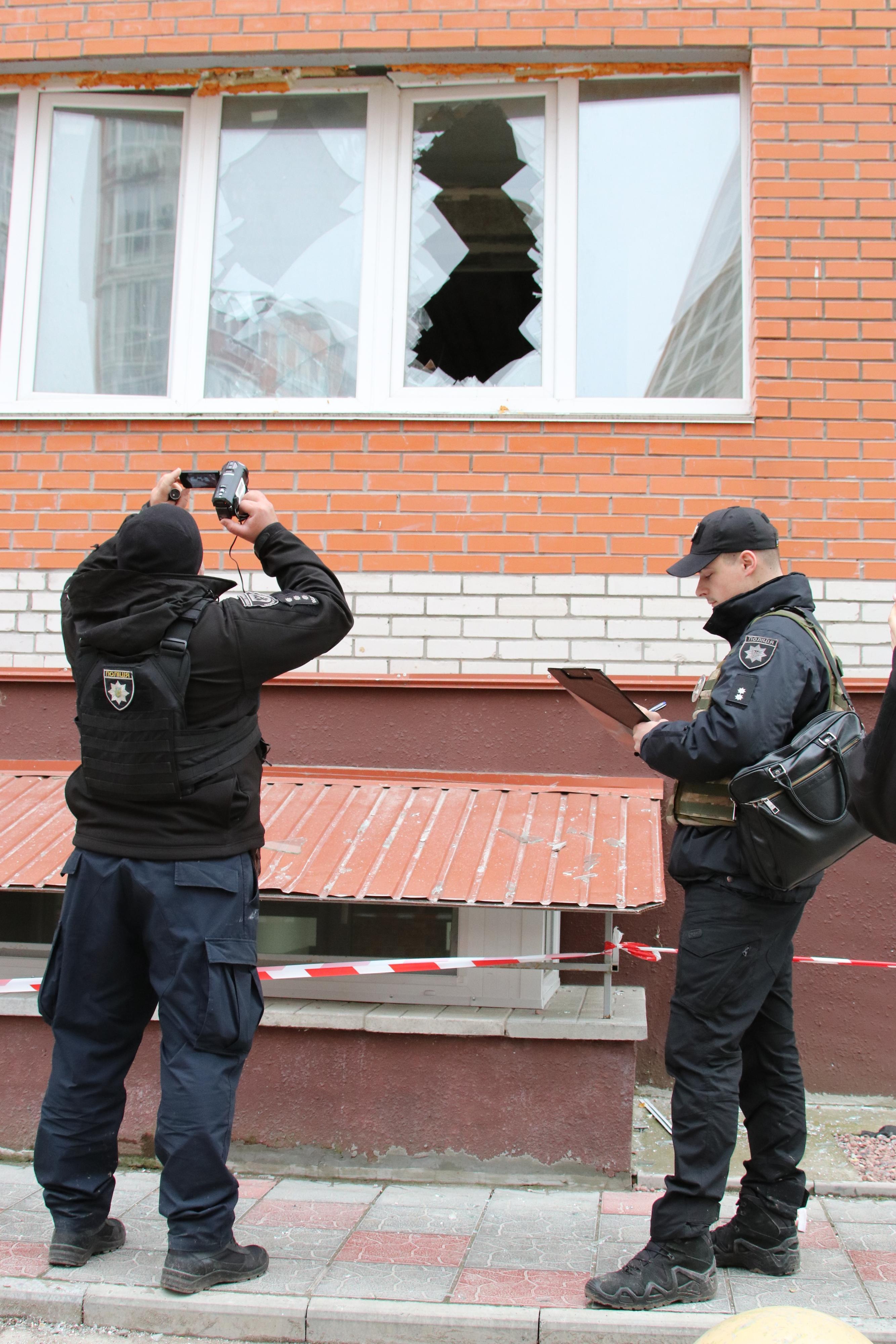 ворожий ракетний удар по чернігову: поліція фіксує наслідки атаки