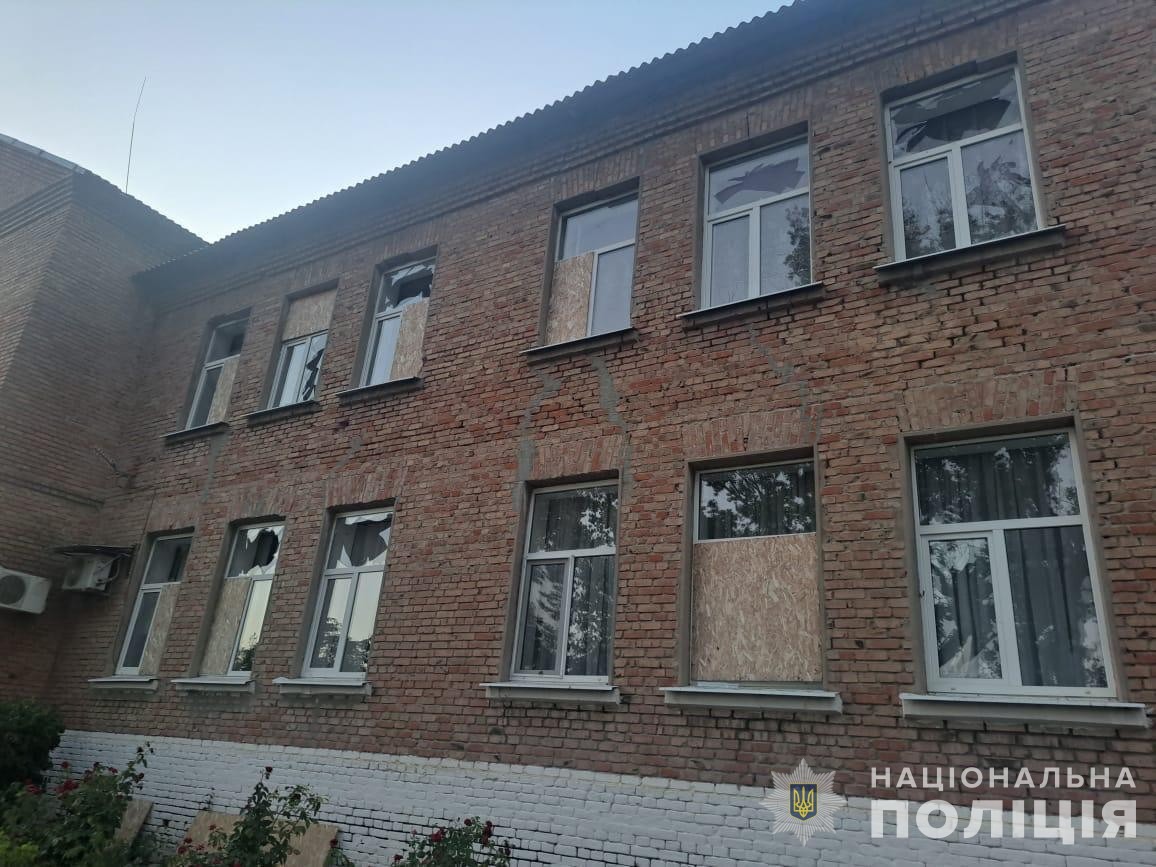 ворог атакував населені пункти нікопольського району дронами та артилерією: поліцейські задокументували наслідки влучань