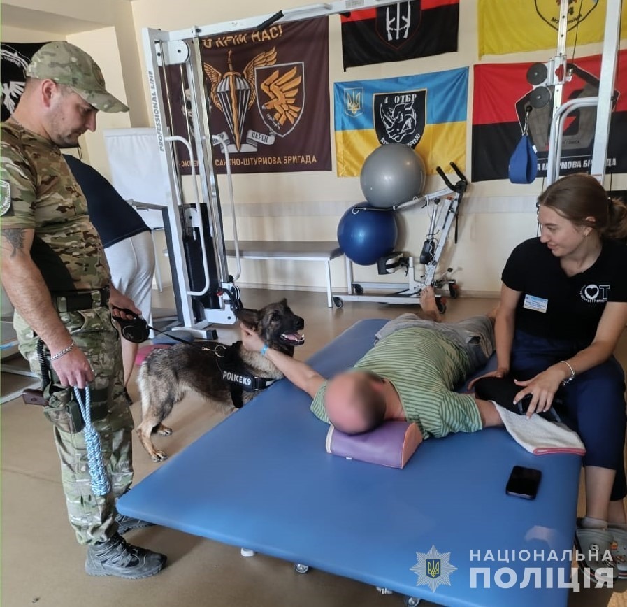 у дніпрі поліцейські психологи та кінологи провели для поранених військовослужбовців сеанс каністерапії