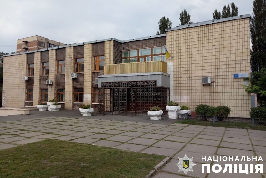 у києві шахраї незаконно заволоділи комунальним приміщенням вартістю понад 3,5 млн гривень – чотирьом фігурантам та посадовиці повідомлено про підозру