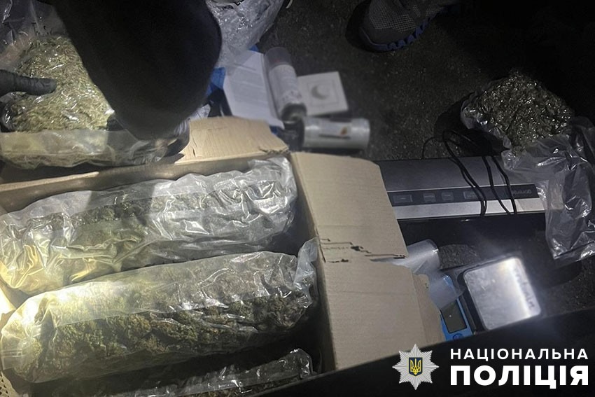 столичні поліцейські вилучили у наркозбувача «товару» на близько 8 млн грн столичні поліцейські вилучили у наркозбувача «товару» на близько 8 млн грн
