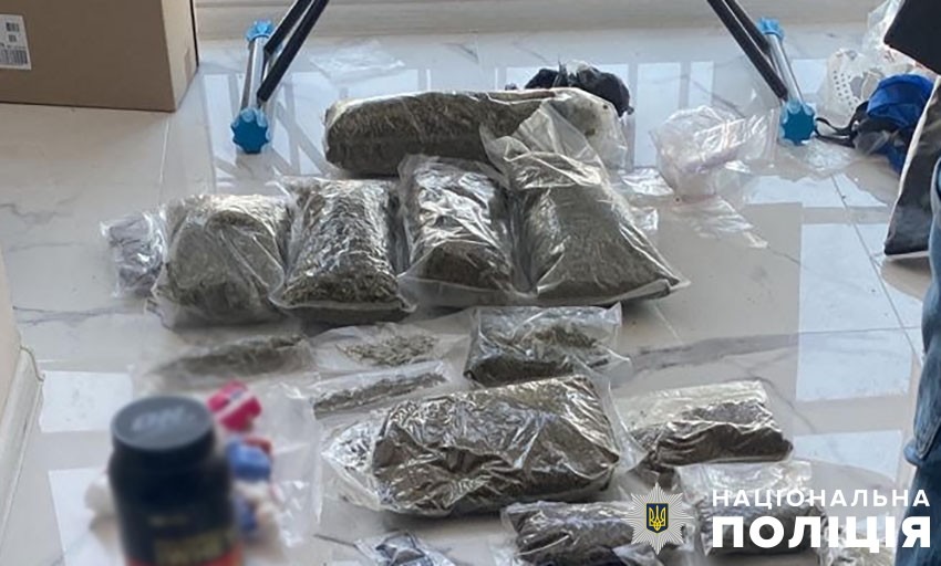 столичні поліцейські вилучили у наркозбувача «товару» на близько 8 млн грн столичні поліцейські вилучили у наркозбувача «товару» на близько 8 млн грн
