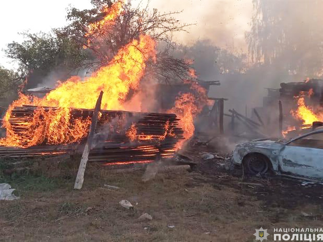 на чернігівщині внаслідок російського обстрілу знищені будинки та транспорт мирних громадян: поліція документує наслідки