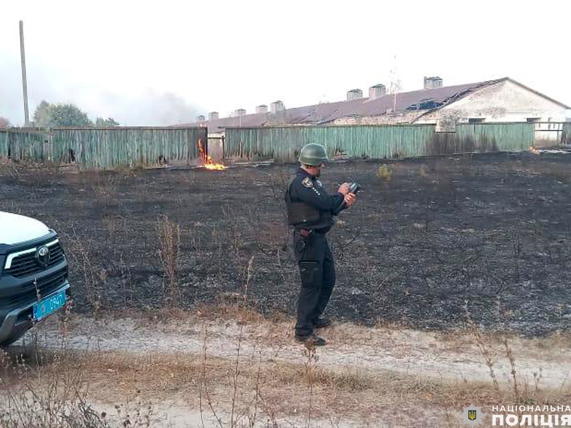на чернігівщині внаслідок російського обстрілу знищені будинки та транспорт мирних громадян: поліція документує наслідки