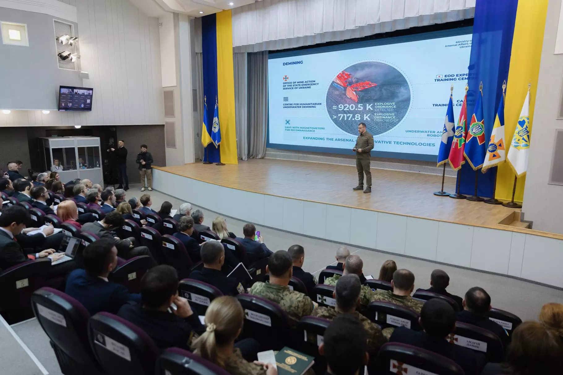 ігор клименко: попри постійні ризики, поліцейські та рятувальники несуть службу в прифронтових регіонах ігор клименко: попри постійні ризики, поліцейські та рятувальники несуть службу в прифронтових регіонах