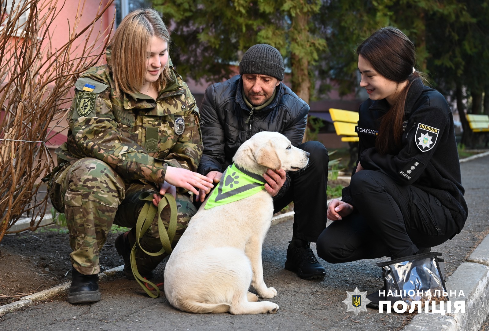 на буковині для поранених бійців, які лікуються у відомчому медзакладі, поліцейські – психологи з кінологами провели сеанс каністерапії
