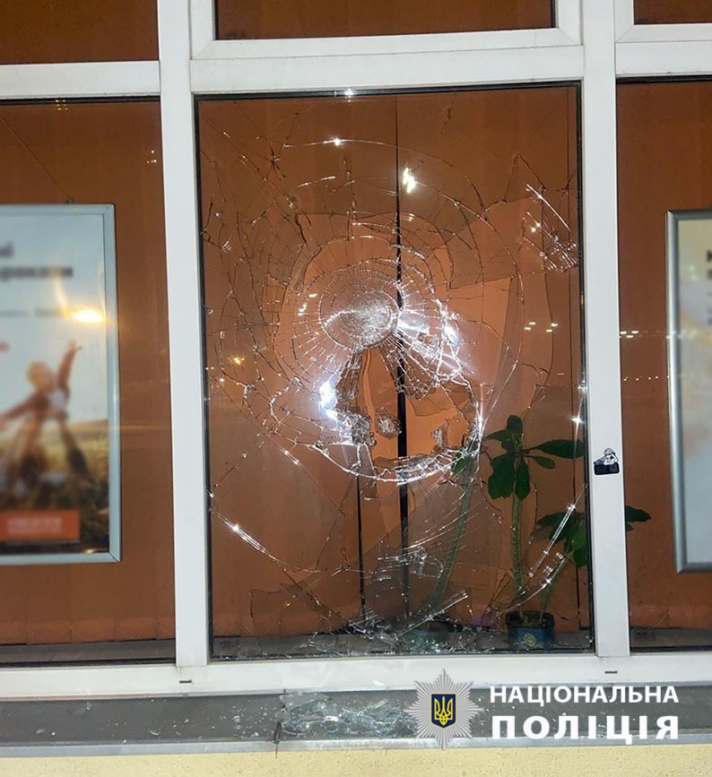поліцейські затримали 19-річного молодика, який намагався підпалити відділення банку у дніпровському районі столиці