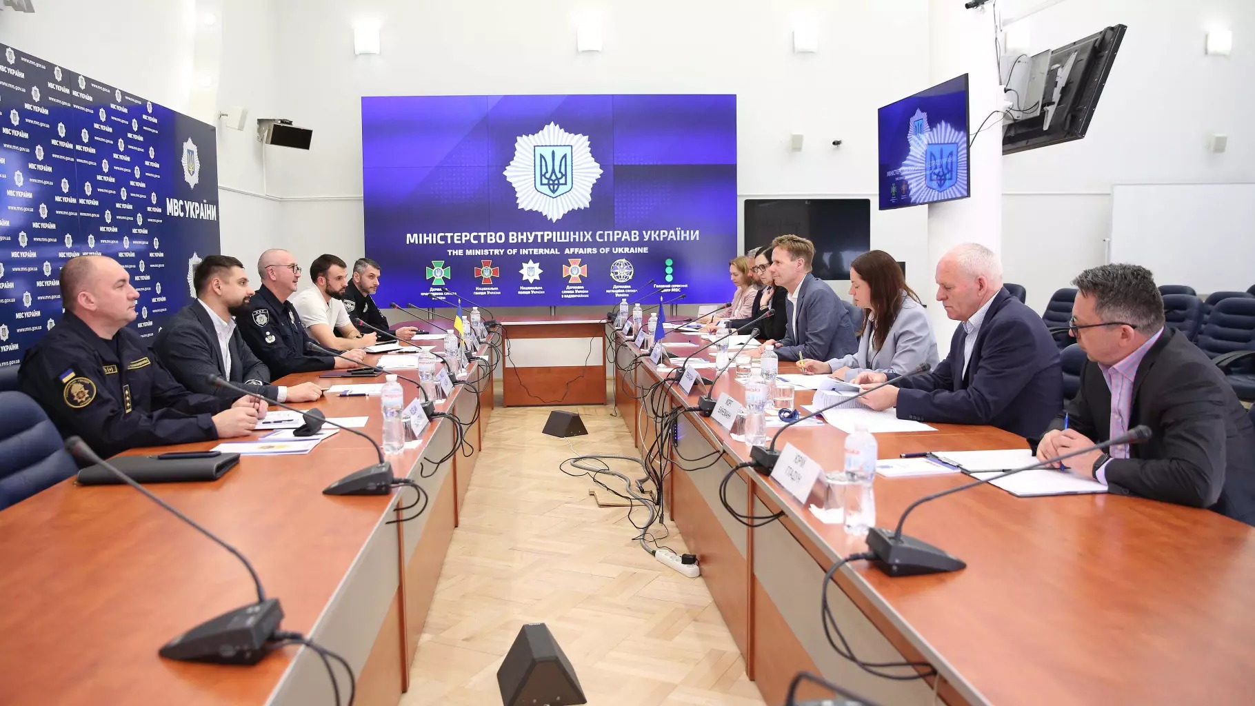 учасники зустрічі в залі засідань МВС
