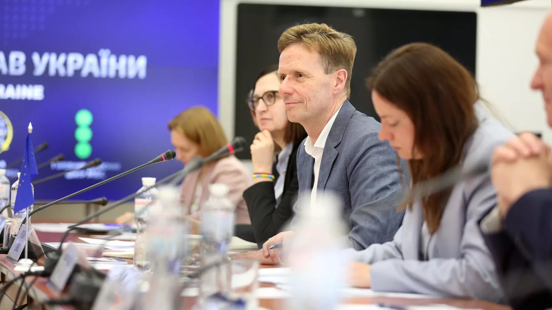 Рольф Холмбо під час зустрічі в залі засідань МВС