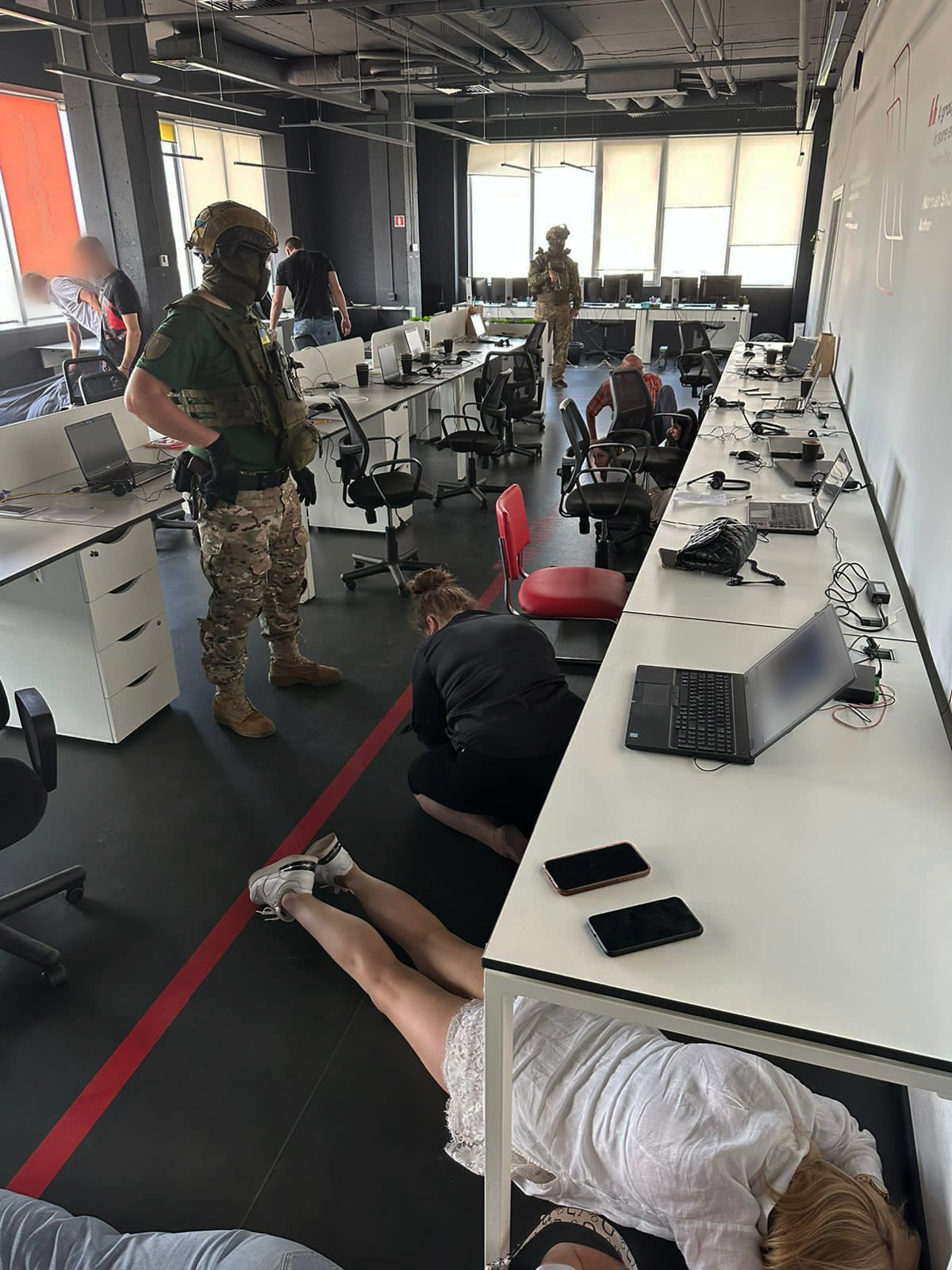 кіберполіція припинила діяльність 9-ти шахрайських call-центрів у києві та дніпрі