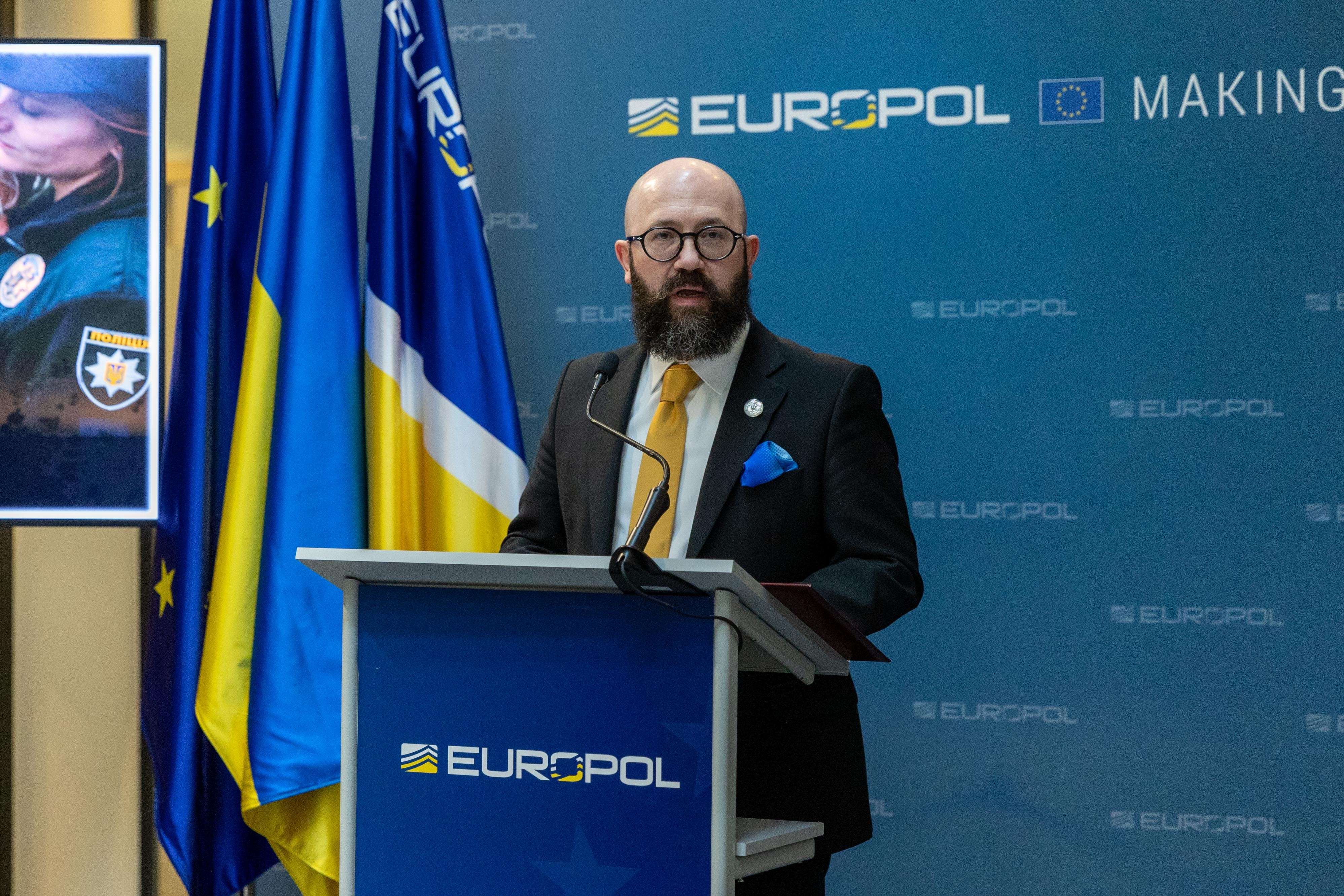 у штаб-квартирі європолу в гаазі відкрили фотовиставку «війна очима поліції»