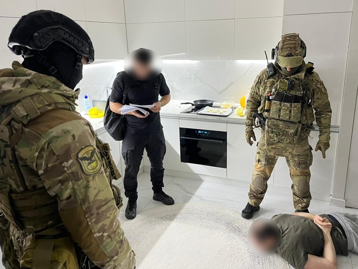 ошукали громадян на схемі повернення компенсації за купівлю неякісних ліків: поліцейські викрили злочинну організацію шахраїв - нацполіція