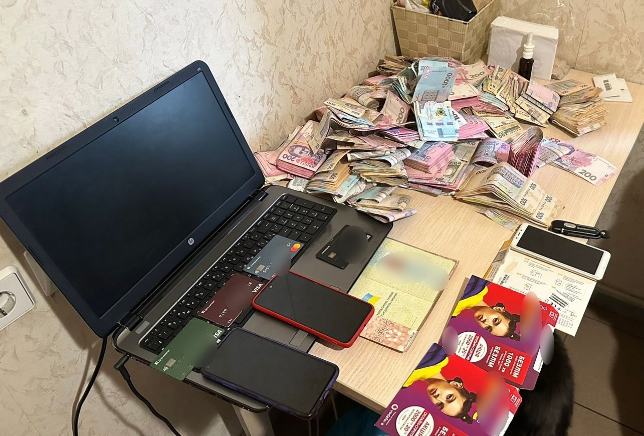 ошукали громадян на схемі повернення компенсації за купівлю неякісних ліків: поліцейські викрили злочинну організацію шахраїв - нацполіція