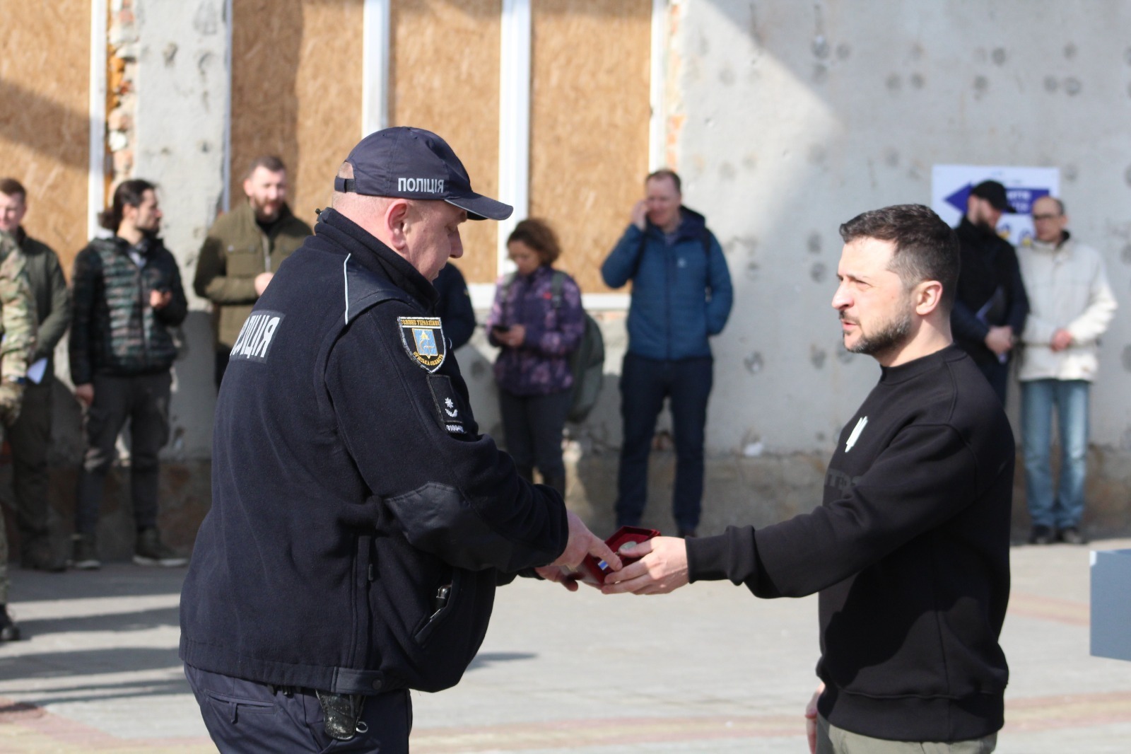 «під час тимчасової окупації міста ми допомагали людям та передавали зсу інформацію про розташування російської техніки», - поліцейський євген сторчун