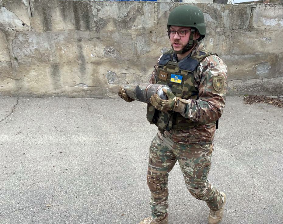 вибухові пастки були замасковані у меблях, техніці та будь-якої хвилини могли здетонувати – рівненський вибухотехнік поліції андрій волянюк про розмінування деокупованих територій