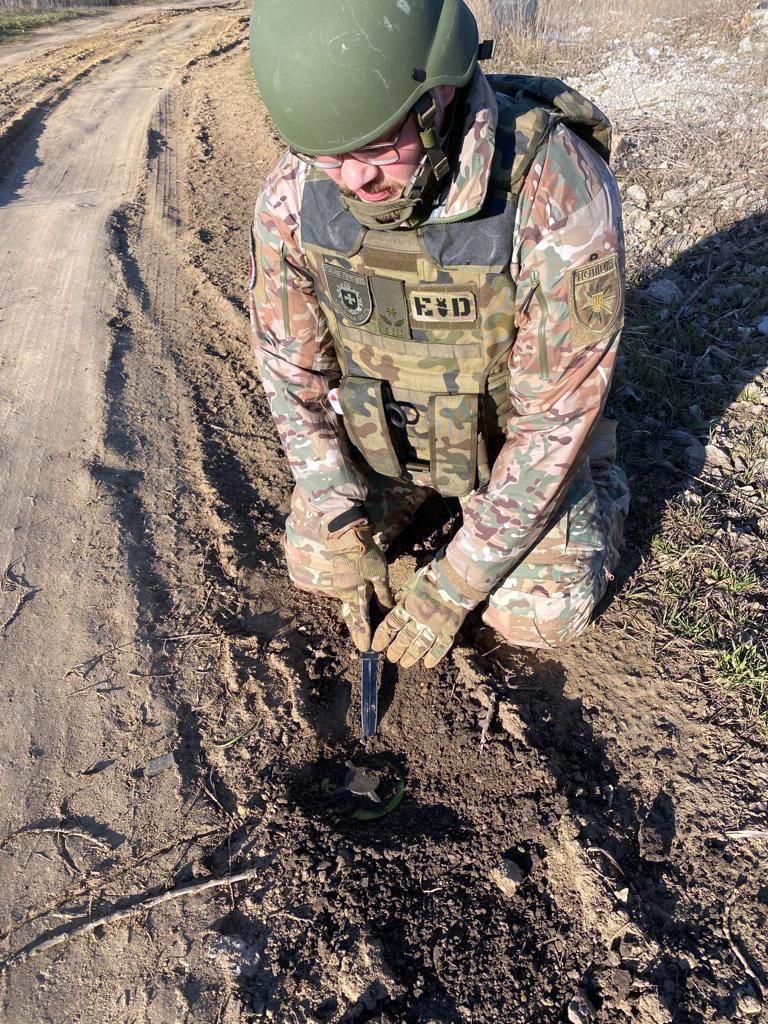вибухові пастки були замасковані у меблях, техніці та будь-якої хвилини могли здетонувати – рівненський вибухотехнік поліції андрій волянюк про розмінування деокупованих територій