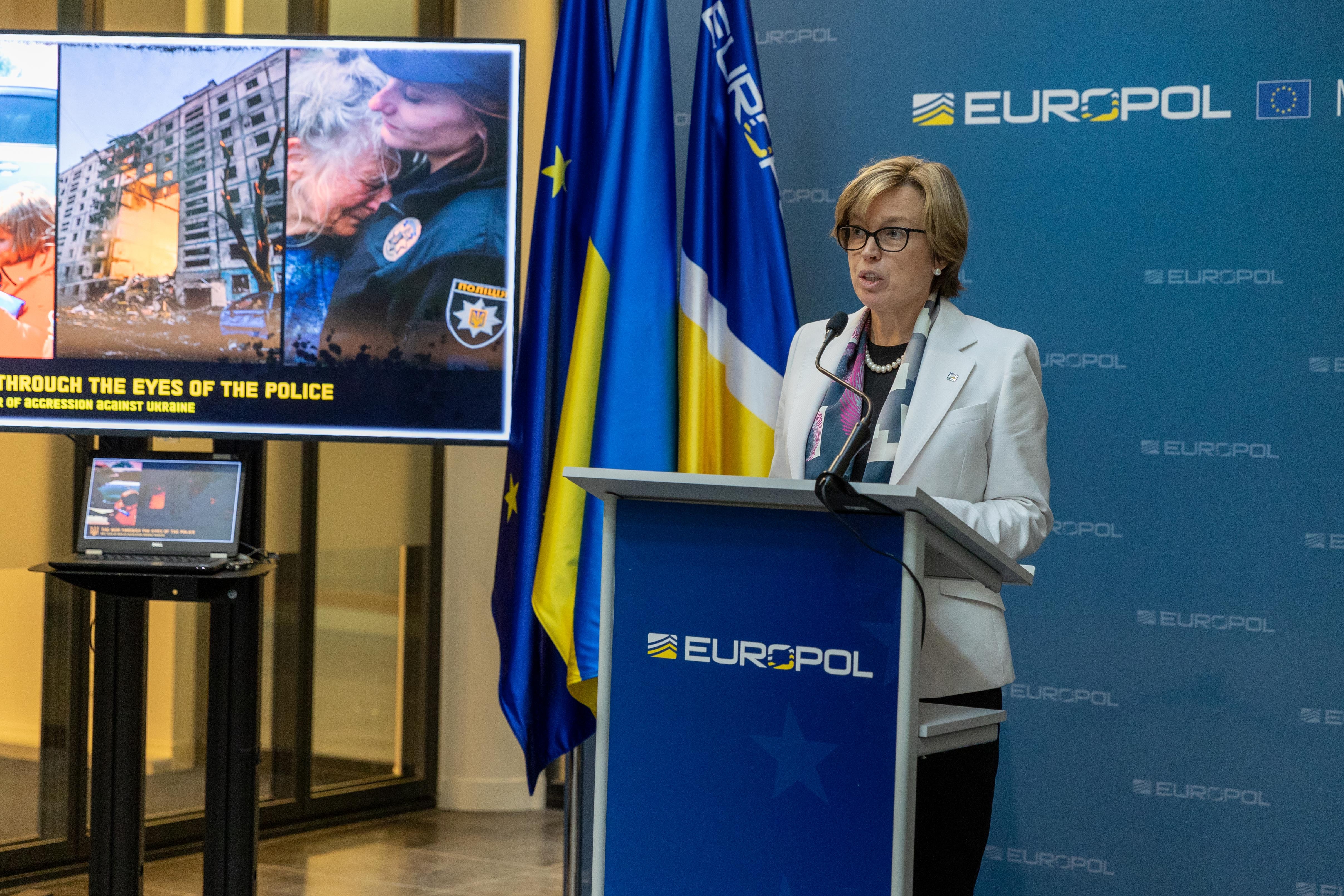 у штаб-квартирі європолу в гаазі відкрили фотовиставку «війна очима поліції»