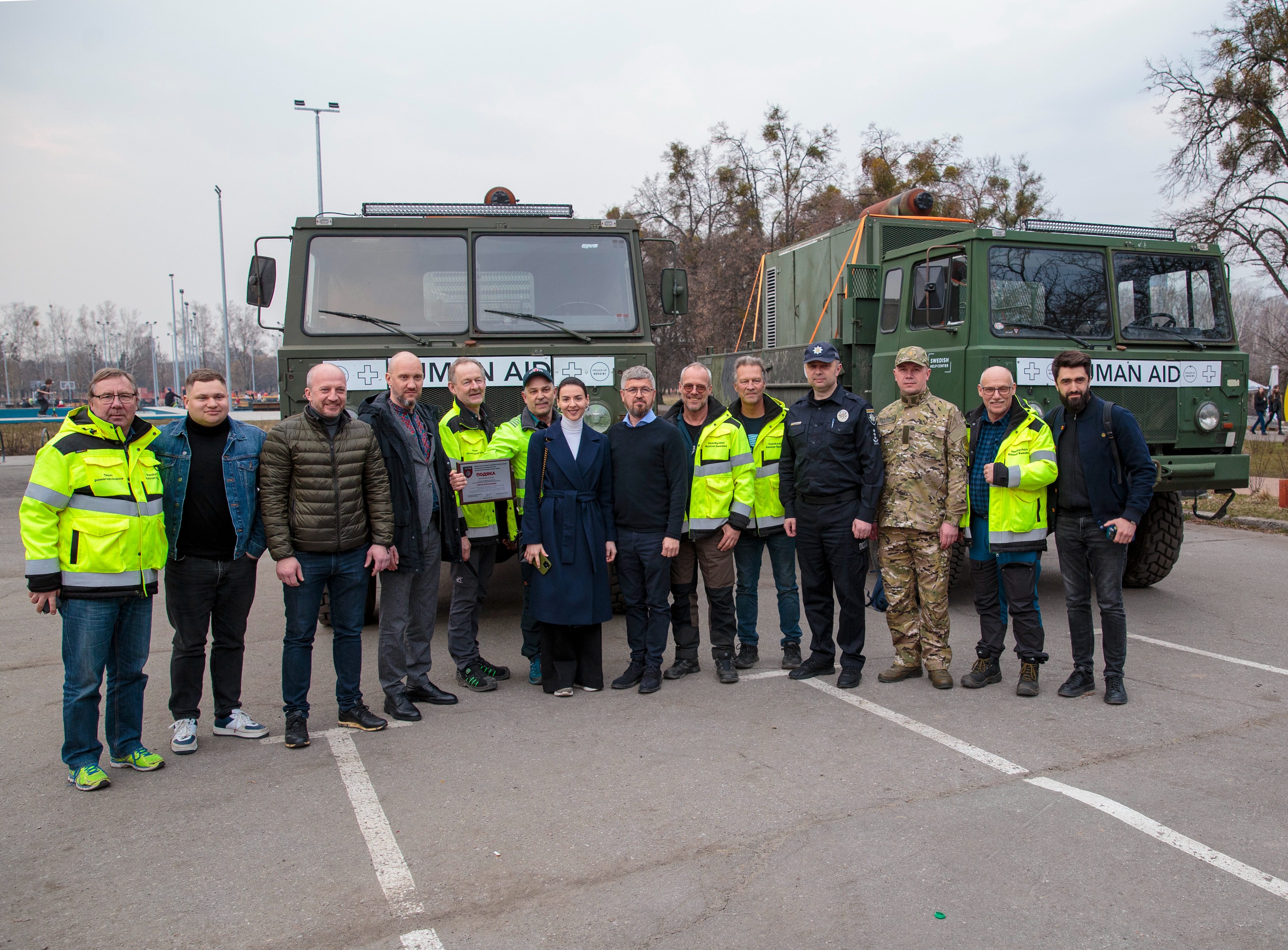 шведські благодійники передали штурмовій бригаді «лють» спеціалізовані авто з потужними генераторами