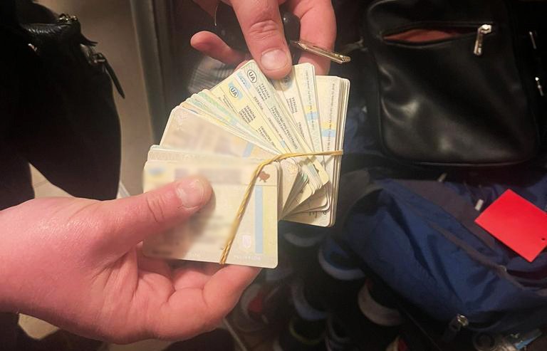 у полтаві внутрішня безпека нацполіції припинила діяльність двох аферистів