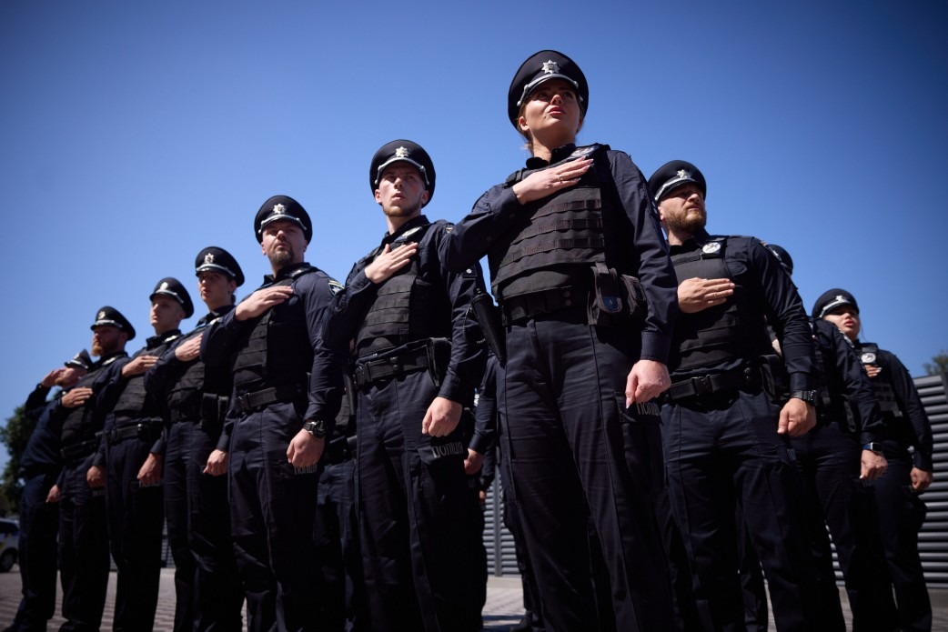 українська поліція вміє бути професійною, уміє рятувати від зла, повертати справедливість – президент на заходах з нагоди дня національної поліції українська поліція вміє бути професійною, уміє рятувати від зла, повертати справедливість – президент на заходах з нагоди дня національної поліції