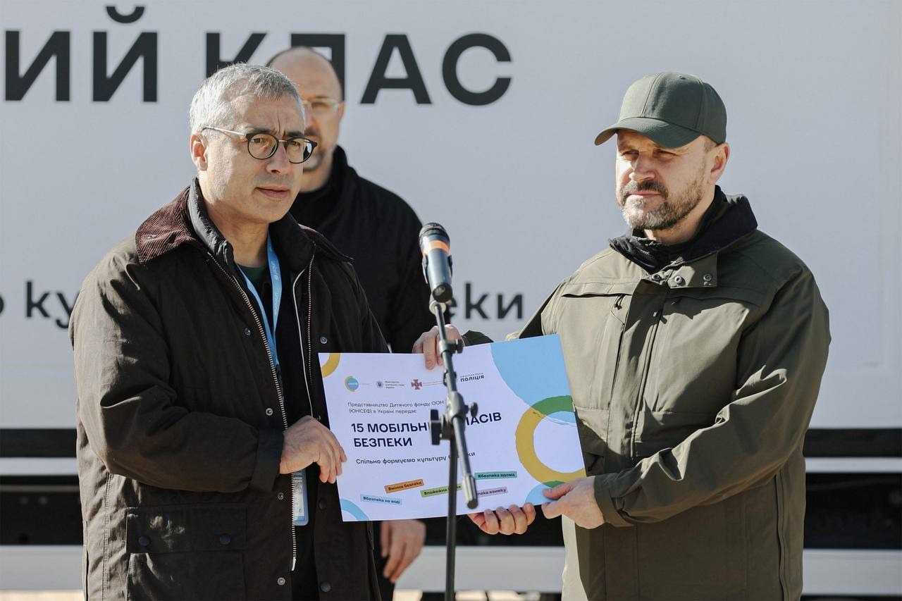 15 мобільних класів безпеки - у 10 регіонах україни: unicef урочисто передали міністерству внутрішніх справ україни сертифікати
